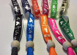 Flimmerpause-Armbänder: aus Kunststoff oder Recycling-Stoff, Suchtpräventionsstelle Zürcher Oberland Flimmerpause-Armbänder: aus Kunststoff oder Recycling-Stoff, Suchtpräventionsstelle Zürcher Oberland
